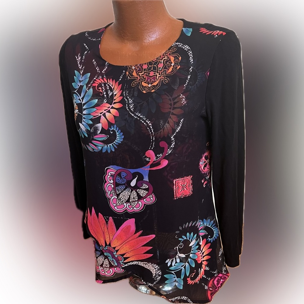 Beautiful double layer floral Chico’s black rayon top 1 M 10/12 💕 chic